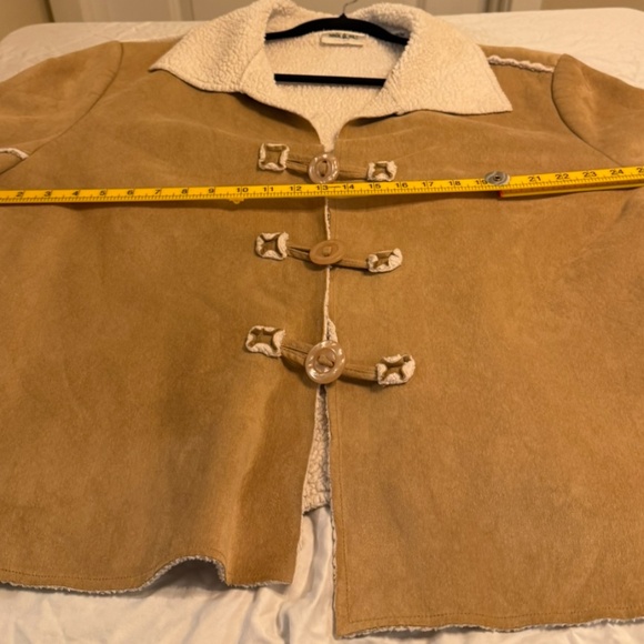 🧸 Camel Faux-Shearling Toggle Jacket | Natalie & Me | Cozy Fall/Winter Classic - Picture 6 of 9